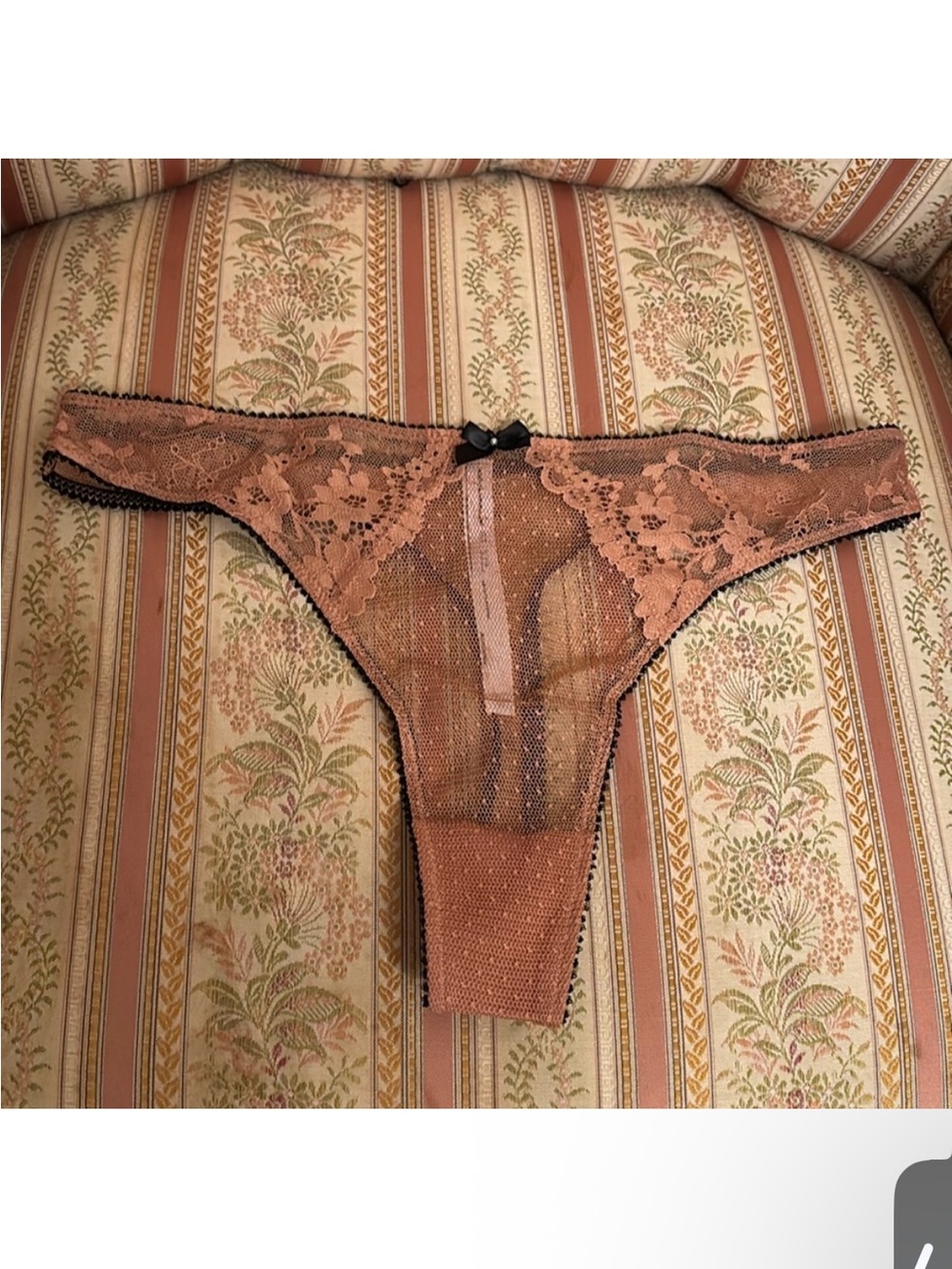 Out from under embroidered floral lace thong sz.M